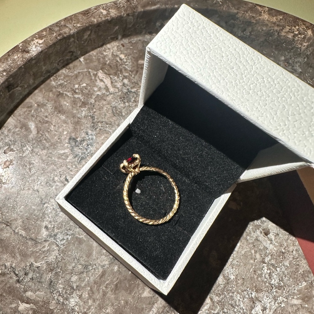 David Yurman Chatelaine® Ring in 18K Yellow Gold with Pavé Diamonds (Garnet) - Picture 2 of 6